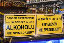 Tabliczki informujący o odmowie sprzedaży alkoholu osobom nietrzeźwym lub w wieku poniżej 18 lat oraz odmowie sprzedaży papierosów osobom poniżej 19 roku życia