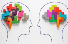 Obrys 2 głów patrzących na siebie z kolorowymi klockami w miejscu mózgu. W głowie po lewej klocki wymieszane, w głowie po prawej klocki uporządkowane.